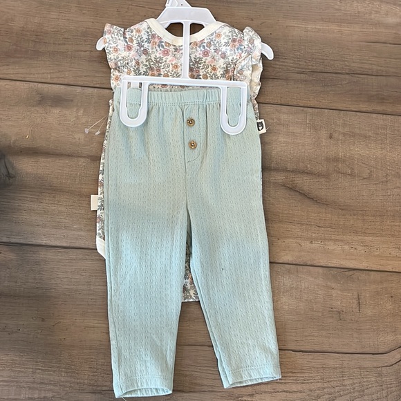 Outfit - Picture 2 of 2